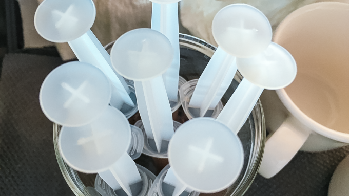 作ったペーストをまとめシリンジに充填している様子